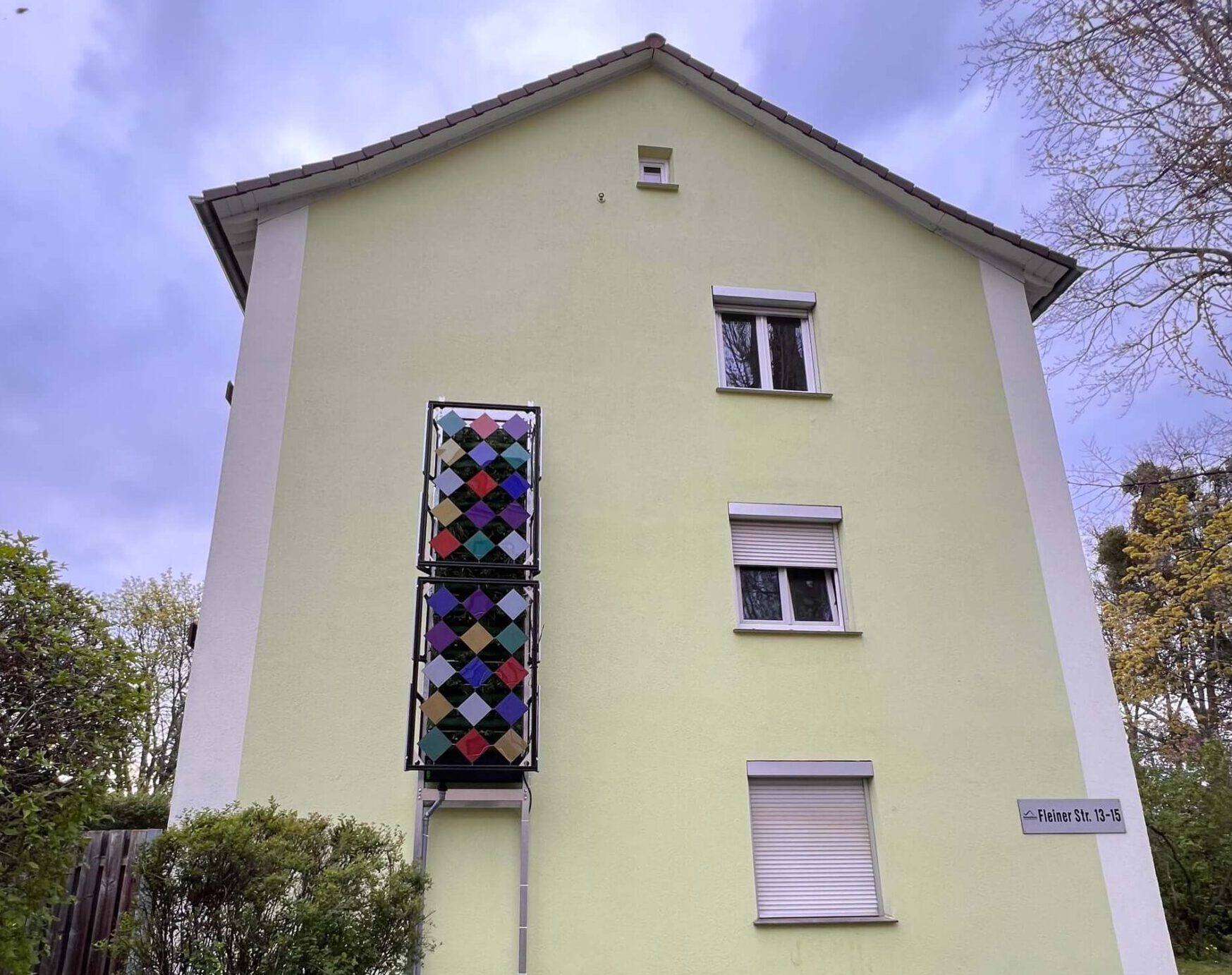 Fertige Fassadenbegrünung an einer Hauswand im Quartier "Am Rotweg".