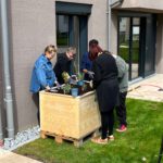 Personen bepflanzen das Hochbeet im Rahmen des Projekts "Urban Gardening".