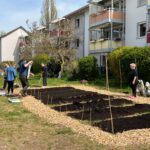 Personen, die einen Acker im Rahmen des Projekts "Urban Gardening" vorbereiten.